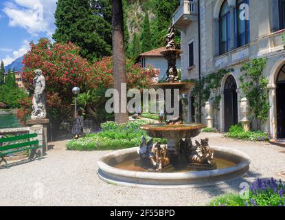 Jardin botanique avec la fontaine des tritons au centre de Villa Monastero.Varenna, Lac de Côme, Lombardie, Italie. Banque D'Images