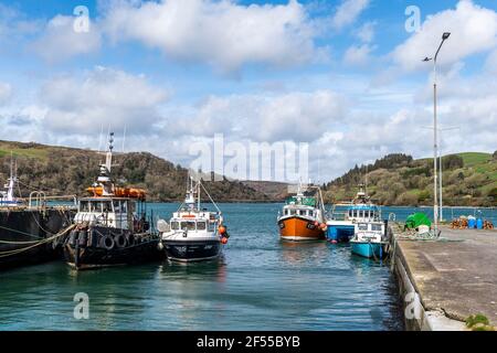 Union Hall, West Cork, Irlande. 24 mars 2021. Les bateaux de plaisance et les petits bateaux de pêche sont amarrés dans le port d'Union Hall lors d'une belle journée ensoleillée à West Cork. Le temps devrait se détériorer au cours des prochains jours avec de fortes pluies et des vents violents prévus pour tout le pays. Crédit : AG News/Alay Live News Banque D'Images