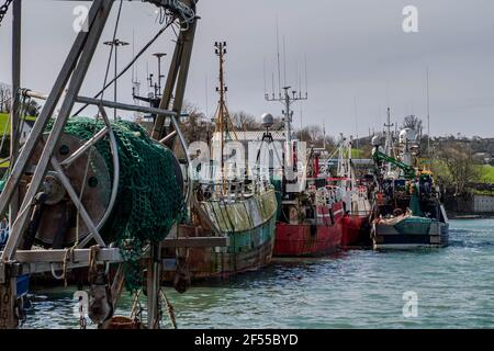 Union Hall, West Cork, Irlande. 24 mars 2021. Les bateaux de pêche sont amarrés dans le port d'Union Hall lors d'une belle journée ensoleillée à West Cork. Le temps devrait se détériorer au cours des prochains jours avec de fortes pluies et des vents violents prévus pour tout le pays. Crédit : AG News/Alay Live News Banque D'Images