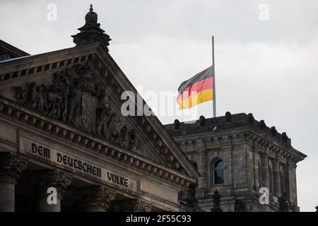 Berlin, Allemagne. 24 mars 2021. Le drapeau allemand sur le bâtiment du Reichstag vole en Berne. Credit: Christoph Soeder/dpa/Alay Live News Banque D'Images