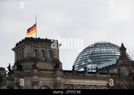 Berlin, Allemagne. 24 mars 2021. Le drapeau allemand sur le bâtiment du Reichstag vole en Berne. Credit: Christoph Soeder/dpa/Alay Live News Banque D'Images