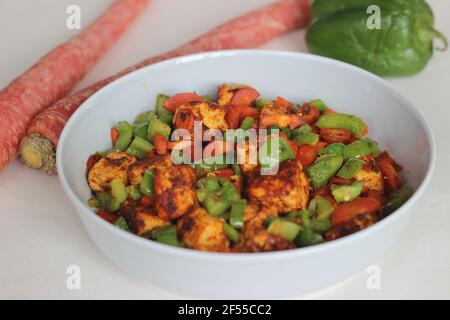 Paneer grillé au Tawa avec carottes sautées et poivrons. Une option déjeuner ou dîner rapide. Prise de vue sur fond blanc Banque D'Images