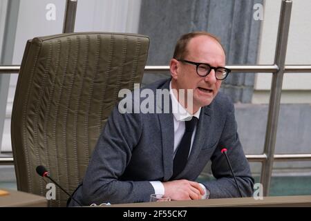 Ben Weyts, ministre flamand de l'éducation, de la protection des animaux et des sports, photographié lors d'une session plénière du Parlement flamand à Bruxelles, mercredi Banque D'Images