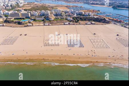 Vue aérienne, vue panoramique sur la ville portugaise des plages de Portimao et la zone touristique de l'Algarve. L'été est la saison touristique. Banque D'Images