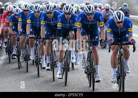 Deceuninck - Quick-Step pilotes photographiés lors de la course masculine d'élite classique du tour du monde, Brugge - de panne course cycliste, 203,9 km de Brugge à Banque D'Images