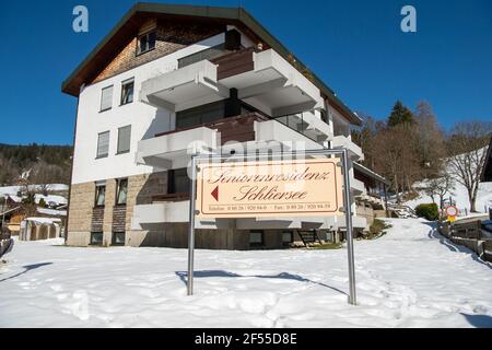 Schliersee, Allemagne. 24 mars 2021. Un panneau indiquant 'Seniorenresidenz Schliersee' se trouve en face de l'installation en haute-Bavière. Le bureau du procureur de Munich II enquête sur des infractions de lésions corporelles impliquant 88 résidents et examine 17 décès. (À dpa négligé et mal nourri? Enquêtes à la maison) crédit: Peter Kneffel/dpa/Alay Live News Banque D'Images