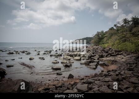 Dublin, îles Banana, Sierra Leone. 8 mars 2021. La côte des îles Banana en Sierra Leone. Les îles Banana étaient autrefois un port de traite des esclaves. Ils sont maintenant à la maison de quelques centaines de personnes. Les îles Banana ont été relativement intactes par la guerre civile brutale en Sierra Leone et par la suite par l'épidémie d'Ebola. Crédit : Sally Hayden/SOPA Images/ZUMA Wire/Alay Live News Banque D'Images