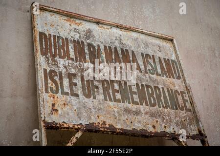 Dublin, îles Banana, Sierra Leone. 7 mars 2021. Un panneau indique « Dublin Banana Islands: Isle of Remembrance ». Les îles Banana étaient autrefois un port de traite des esclaves. Ils sont maintenant à la maison de quelques centaines de personnes. Les îles Banana ont été relativement intactes par la guerre civile brutale en Sierra Leone et par la suite par l'épidémie d'Ebola. Crédit : Sally Hayden/SOPA Images/ZUMA Wire/Alay Live News Banque D'Images
