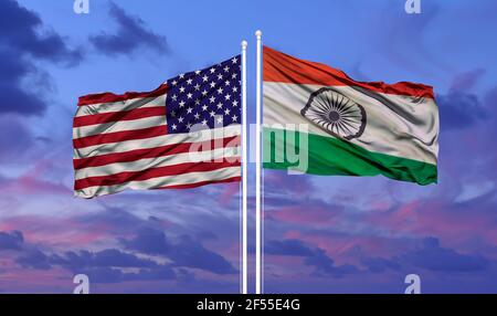 Drapeau de l'Amérique avec drapeau de l'Inde sur fond de ciel Banque D'Images