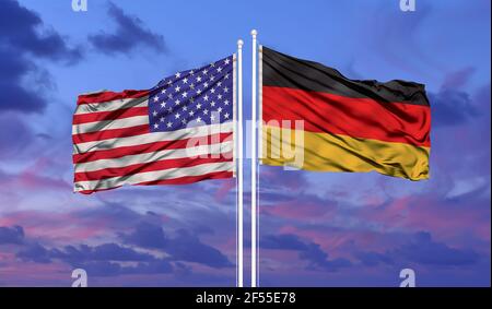 Allemagne et Etats-Unis deux drapeaux sur les mâts et le bleu ciel nuageux Banque D'Images