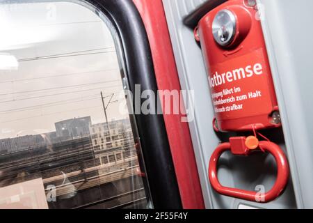 Berlin, Allemagne. 24 mars 2021. Le frein d'urgence d'un S-Bahn est visible lorsqu'il passe devant la Chancellerie fédérale. Credit: Christoph Soeder/dpa/Alay Live News Banque D'Images