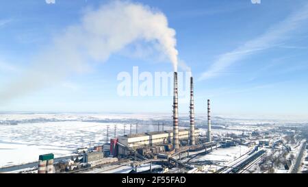 Vue aérienne de la centrale thermoélectrique avec de grandes cheminées dans un paysage rural en hiver Banque D'Images