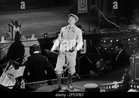 Roy Hudd et l'acteur pals au théâtre des variétés de la ville À Leeds en février 1981 Banque D'Images