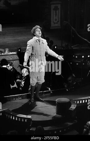 Roy Hudd et l'acteur pals au théâtre des variétés de la ville À Leeds en février 1981 Banque D'Images