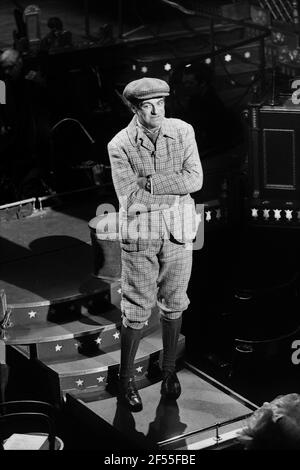 Roy Hudd et l'acteur pals au théâtre des variétés de la ville À Leeds en février 1981 Banque D'Images