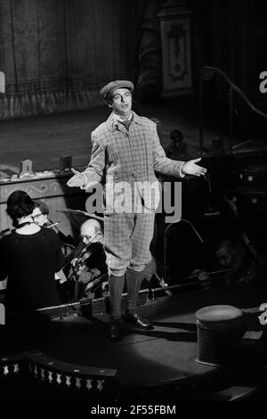 Roy Hudd et l'acteur pals au théâtre des variétés de la ville À Leeds en février 1981 Banque D'Images