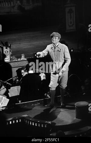 Roy Hudd et l'acteur pals au théâtre des variétés de la ville À Leeds en février 1981 Banque D'Images