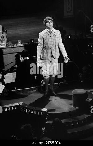 Roy Hudd et l'acteur pals au théâtre des variétés de la ville À Leeds en février 1981 Banque D'Images