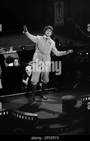 Roy Hudd et l'acteur pals au théâtre des variétés de la ville À Leeds en février 1981 Banque D'Images