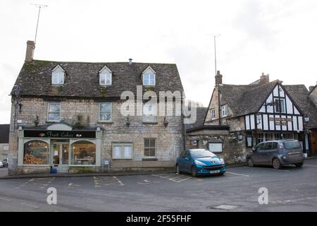 Un supermarché et une boulangerie à Northleach, Gloucestershire au Royaume-Uni Banque D'Images