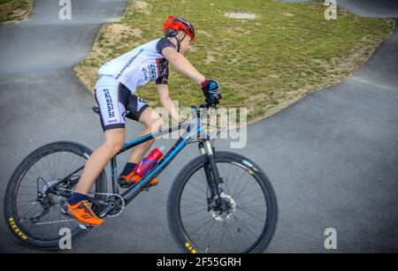 DOMZALE, SLOVÉNIE - 21 juin 2019: Adolescents cyclistes appréciant la promenade en terrasse d'asphalte extrême Banque D'Images