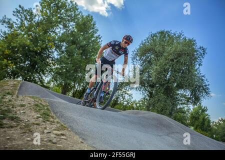 DOMZALE, SLOVÉNIE - 21 juin 2019: Adolescents cyclistes appréciant la promenade en terrasse d'asphalte extrême Banque D'Images