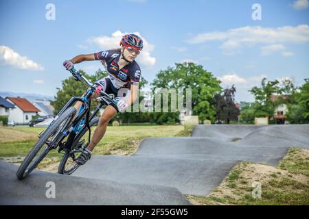 DOMZALE, SLOVÉNIE - 21 juin 2019: Adolescents cyclistes appréciant la promenade en terrasse d'asphalte extrême Banque D'Images