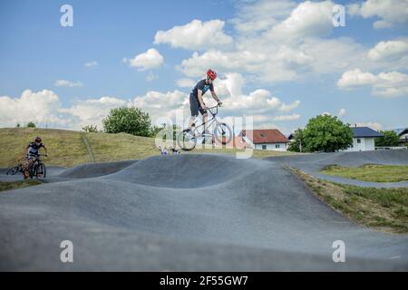 DOMZALE, SLOVÉNIE - 21 juin 2019: Adolescents cyclistes appréciant la promenade en terrasse d'asphalte extrême Banque D'Images