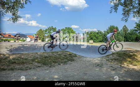 DOMZALE, SLOVÉNIE - 21 juin 2019: Adolescents cyclistes appréciant la promenade en terrasse d'asphalte extrême Banque D'Images