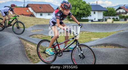 DOMZALE, SLOVÉNIE - 21 juin 2019: Adolescents cyclistes appréciant la promenade en terrasse d'asphalte extrême Banque D'Images