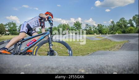 DOMZALE, SLOVÉNIE - 21 juin 2019: Adolescents cyclistes appréciant la promenade en terrasse d'asphalte extrême Banque D'Images