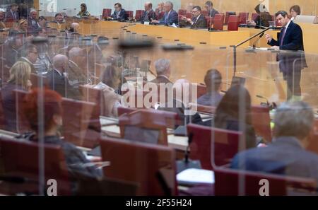 Munich, Allemagne. 24 mars 2021. Markus Söder (CSU), Premier ministre de Bavière, fait une déclaration du gouvernement lors d'une séance plénière au Parlement bavarois. Credit: Sven Hoppe/dpa-Pool/dpa/Alay Live News Banque D'Images