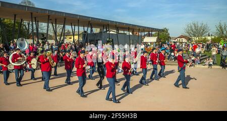 DOMZALE, SLOVÉNIE - 21 juin 2019 : musiciens, hommes et femmes d'orchestre qui divertit les visiteurs du festival Banque D'Images