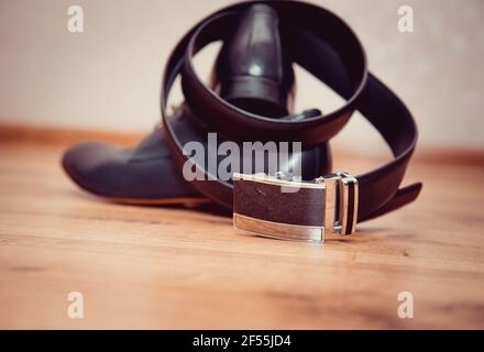 Accessoires de mariage. Les chaussures et la ceinture du marié. Banque D'Images