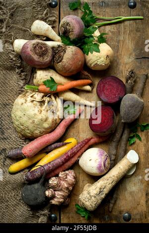 Légumes d'hiver sur fond de bois rustique Banque D'Images