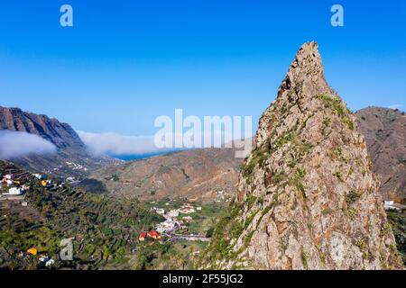 Espagne, Hermigua, Drone vue de Roques de San Pedro et petite ville dans le parc national de Garajonay Banque D'Images