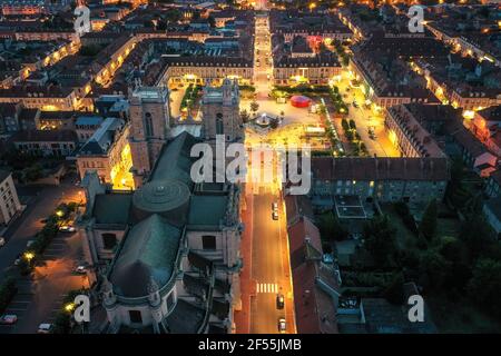 France, Saône-et-Loire, Tournus, nuages au coucher du soleil sur la ville au bord de la rivière Banque D'Images