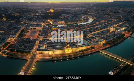 France, Auvergne-Rhône-Alpes, Lyon, vue aérienne du centre-ville au crépuscule Banque D'Images