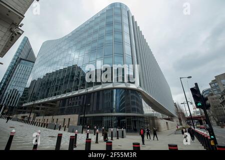 Londres, Royaume-Uni. 24 mars 2021. L'extérieur du nouveau siège international de Goldman Sachs, la banque d'investissement, à Shoe Lane dans la City de Londres. Il a été signalé que les employés de la première année travaillent 95 heures sur 24 pendant des semaines de travail, y compris pendant la pandémie, en travaillant à domicile, la maladie et l'épuisement professionnel devenant monnaie courante. Credit: Stephen Chung / Alamy Live News Banque D'Images