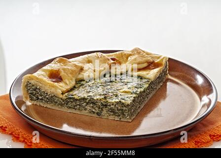 torta salata di pâtes sfoglia con spinaci e uova fetta nel piatto di coccio primo piano altra vista Banque D'Images