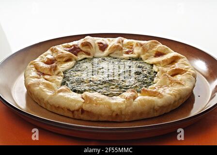 torta salata di pasta sfoglia con spinaci e uova nel piatto di coccio primo piano Banque D'Images
