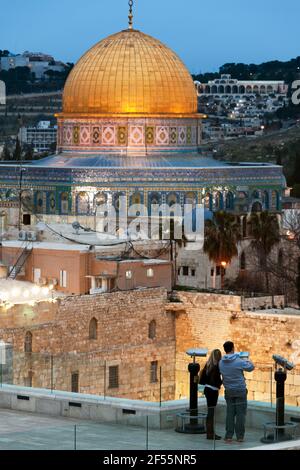Israël Jérusalem,couple,à une vue du Dôme du Rocher et Mur des lamentations au crépuscule Banque D'Images