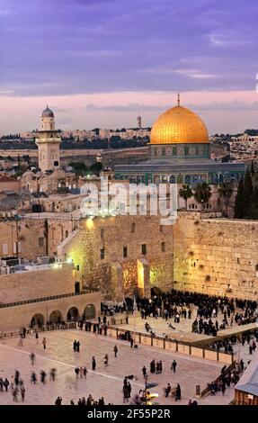 Israël Jérusalem,couple,à une vue du Dôme du Rocher et Mur des lamentations au crépuscule Banque D'Images
