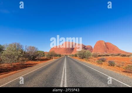 Australie, territoire du Nord, route de Kata Tjuta traversant le désert australien central Banque D'Images
