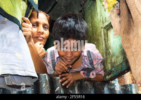 Enfant et mère à Dharavi. Bombay Banque D'Images