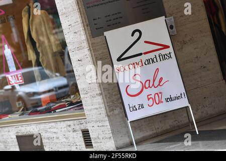 Munich, Allemagne. 23 mars 2021. Vente, remise, pourcentages dans une première et deuxième boutique de mode de créateur. De première et de seconde main | utilisation dans le monde crédit : dpa/Alamy Live News Banque D'Images