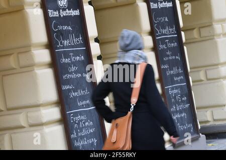 Munich, Allemagne. 23 mars 2021. Sujet photo station de test Corona. Fermé Altes Hackerhaus - un restaurant traditionnel de Munich abrite une station de test de corona, une station de test, un centre de test, un centre de test de corona.au lieu de nourriture et de boissons, les tests rapides de corona sont offerts sans rendez-vous, test rapide, sans rendez-vous, test PCR ou test rapide d'antigène. | utilisation dans le monde crédit: dpa/Alay Live News Banque D'Images