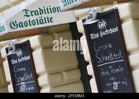 Munich, Allemagne. 23 mars 2021. Sujet photo station de test Corona. Fermé Altes Hackerhaus - un restaurant traditionnel de Munich abrite une station de test de corona, une station de test, un centre de test, un centre de test de corona.au lieu de nourriture et de boissons, les tests rapides de corona sont offerts sans rendez-vous, test rapide, sans rendez-vous, test PCR ou test rapide d'antigène. | utilisation dans le monde crédit: dpa/Alay Live News Banque D'Images