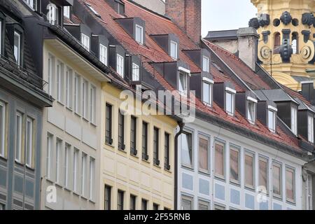 Munich, Allemagne. 23 mars 2021. Ville de Muenchen, vue sur les appartements du dernier étage avec des dormeurs dans Theatiner Strasse à Muenchen. Appartements en ville, appartement en ville, immobilier, métropole, prix immobiliers, Immobilier, Stadtwithte, centre, façades, façade, bâtiments, maisons, emplacement, emplacement de la ville, centre-ville, centre-ville, vue sur la ville. | utilisation dans le monde crédit: dpa/Alay Live News Banque D'Images