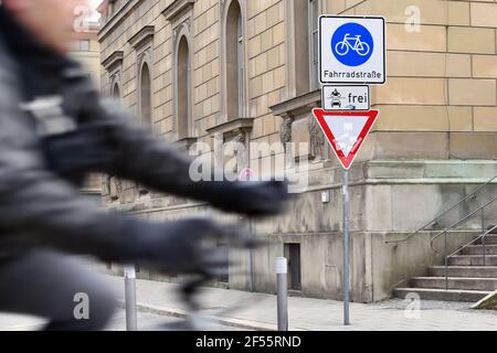 Munich, Allemagne. 23 mars 2021. Thème photo piste cyclable, cyclistes. Schild Fahrradstrasse dans le centre de Munich, UN cycliste passe devant. Les cyclistes prennent leurs vélos, les vélos sur une piste cyclable, la piste cyclable dans la circulation de Munich. Pour faire du vélo. | utilisation dans le monde crédit: dpa/Alay Live News Banque D'Images